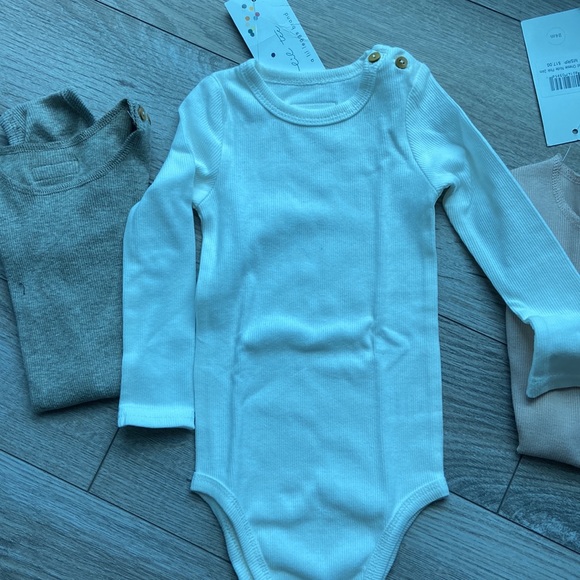 Bundle of 3 NWT lil legs onesies - Picture 2 of 2